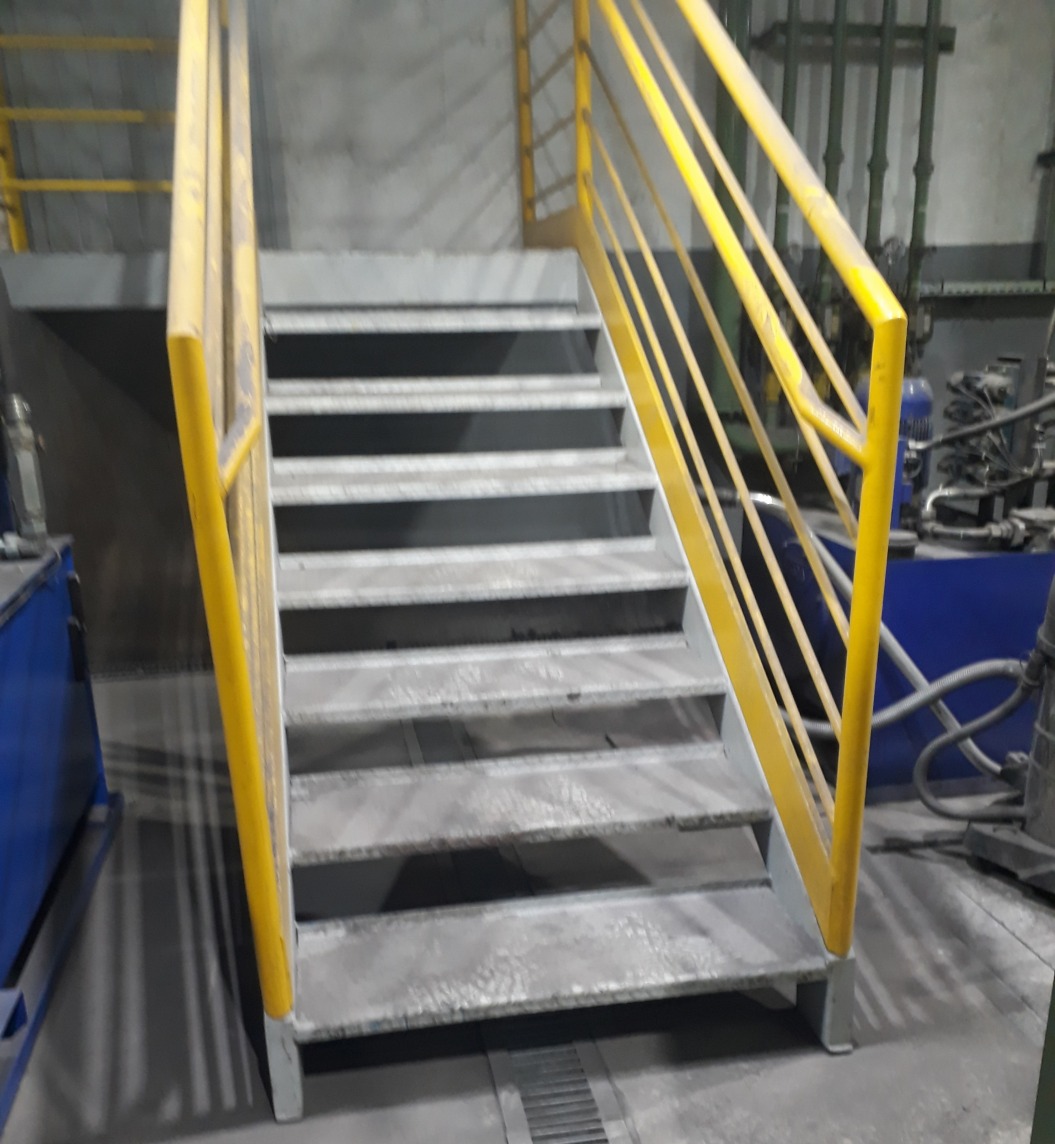 gallery/escada com patamar 2