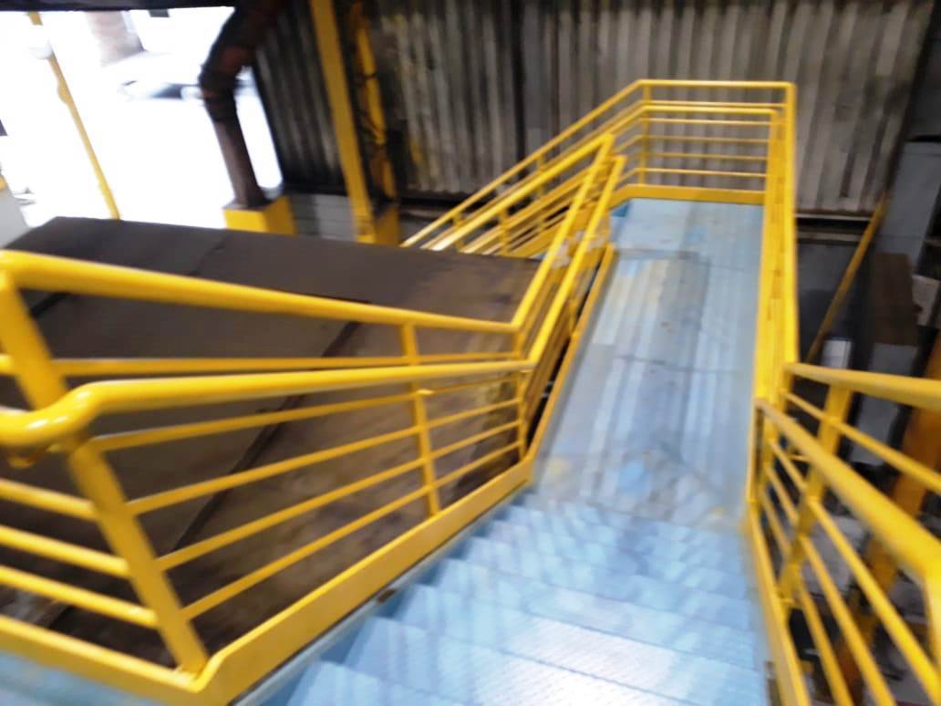 gallery/escada com guarda corpo