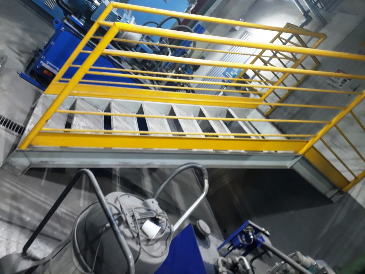 gallery/escada com patamar 1